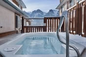 Mountain Escape: Hot Tub, Firepit, Mins from Banff