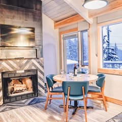 Cozy 3 Bed Mountain Cabin Loft Pool + EPIC views!