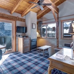 Downtown Canmore-6 Guests!