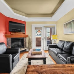 Fireplace Suite: Hot Tub, Pool & Free Park Pass