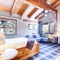 Heart of Canmore- Private Romantic Suite-2 Guests