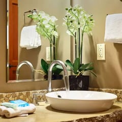Modern Mountain Retreat | 3BR Condo + Views