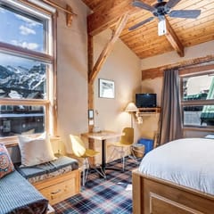 Romantic Suite in the Heart of Canmore-2 Guests