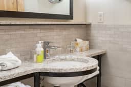 1 BR Suite w/ Balcony, Fireplace & Hot Pools - Image 5