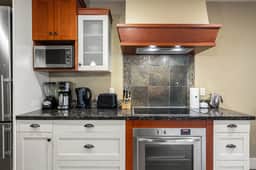 Stylish 1-Bedroom Escape - Image 3