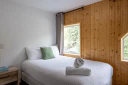 Suite 5 at The Gem | Bright 2BR Stay for Groups - Image 4