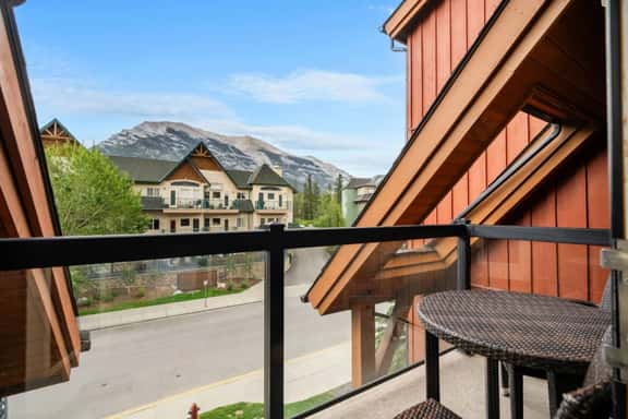 Fireplace Suite with Hot Tub & National Park Pass - Image 1