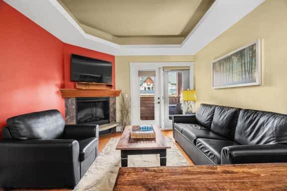 Fireplace Suite: Hot Tub, Pool & Free Park Pass - Image 1