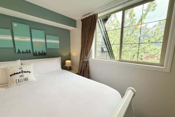 Premium 2-Bedroom Townhouse+ Mountain Views - Image 1