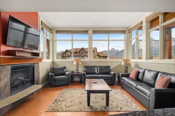 Three Sisters View, BBQ, Hot Tub & Pool Access - Image 1