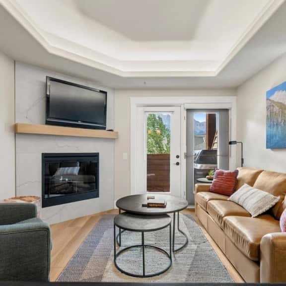 Near Banff: Fireplace, Pool & Hot Tub Access - Image 1