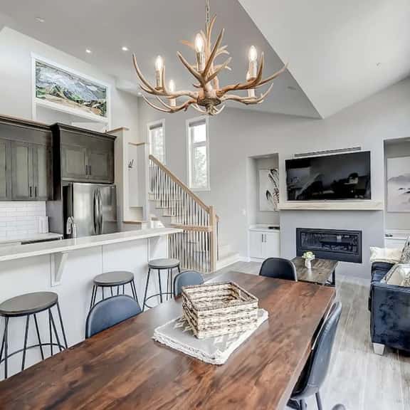 Panoramic Mountain Views, BBQ and Outdoor Patio - Image 1