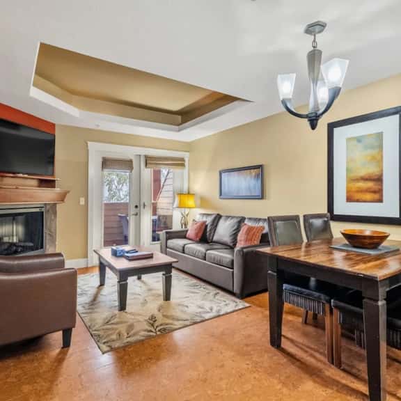 Solara Resort Suite: Hot Tub & Free Park Pass - Image 1