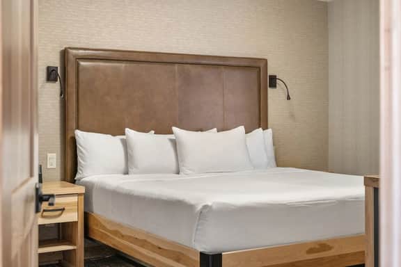 1 BR Suite w/ Balcony, Fireplace & Hot Pools - Image 4
