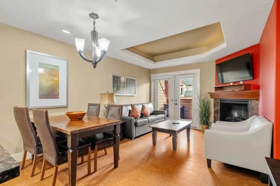 Fireplace Suite with Hot Tub & National Park Pass - Image 2