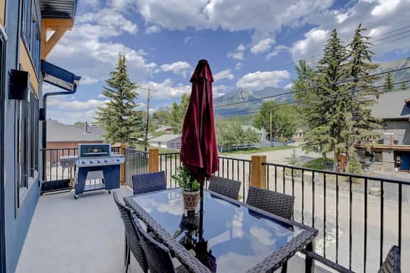 Panoramic Mountain Views, BBQ and Outdoor Patio - Image 2
