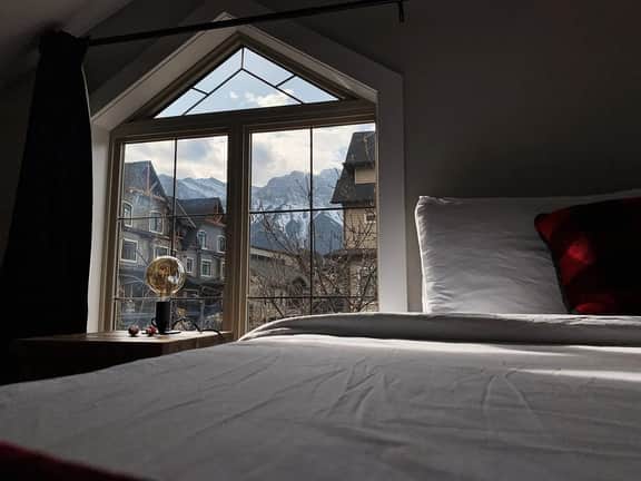 Mountain View Townhome with Pool & Banff Passes - Image 5