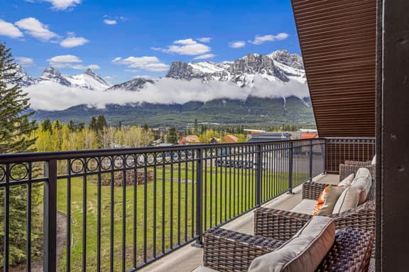 Luxury 4BR Penthouse Prv Hot Tub BBQ Mtn Views! - Image 1