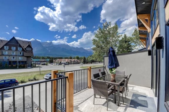 Panoramic Mountain Views, BBQ and Outdoor Patio - Image 1