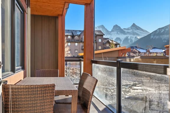 Relax & Unwind | Stylish Retreat, Mountain Scenery - Image 1