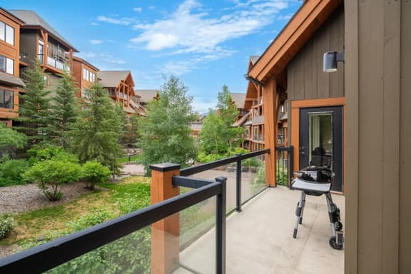 Solara Resort Suite: Hot Tub, BBQ & Park Pass - Image 1