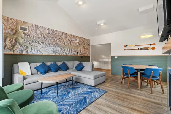 Spacious 4BR Family Condo - Image 1